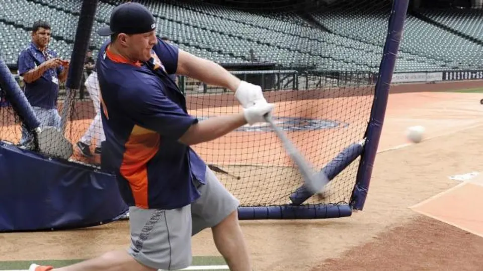 J.J. Watt se cambia al beisbol por un día