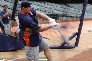 J.J. Watt se cambia al beisbol por un día