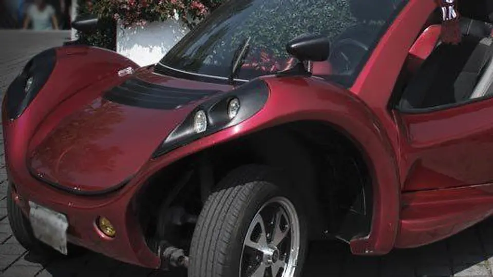 Estudiantes transforman 'vocho' en auto eléctrico