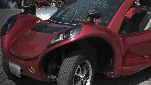 Estudiantes transforman 'vocho' en auto eléctrico