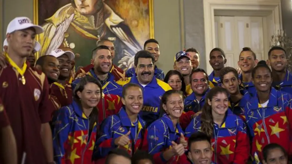 Maduro regala automóviles a campeones de baquetbol