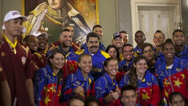 Maduro regala automóviles a campeones de baquetbol