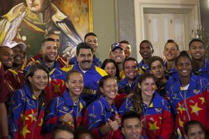 Maduro regala automóviles a campeones de baquetbol