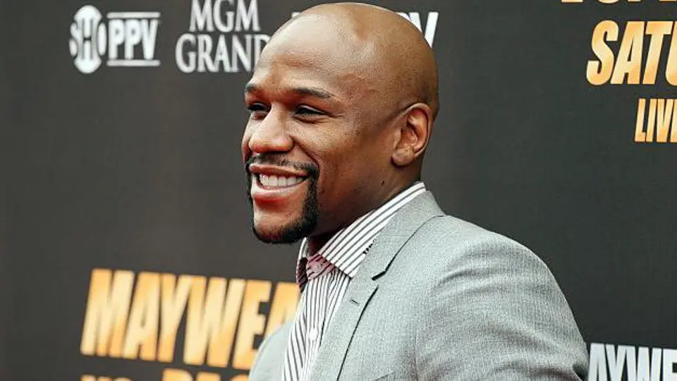 Mayweather lanza 35 mil dólares a bailarinas