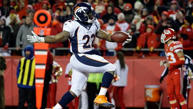 Manning no brilla, pero Denver cumple