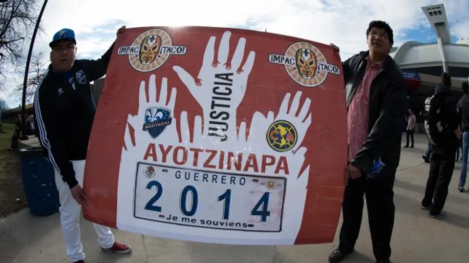 Muestran manta por caso Ayotzinapa, previo al Impact-América
