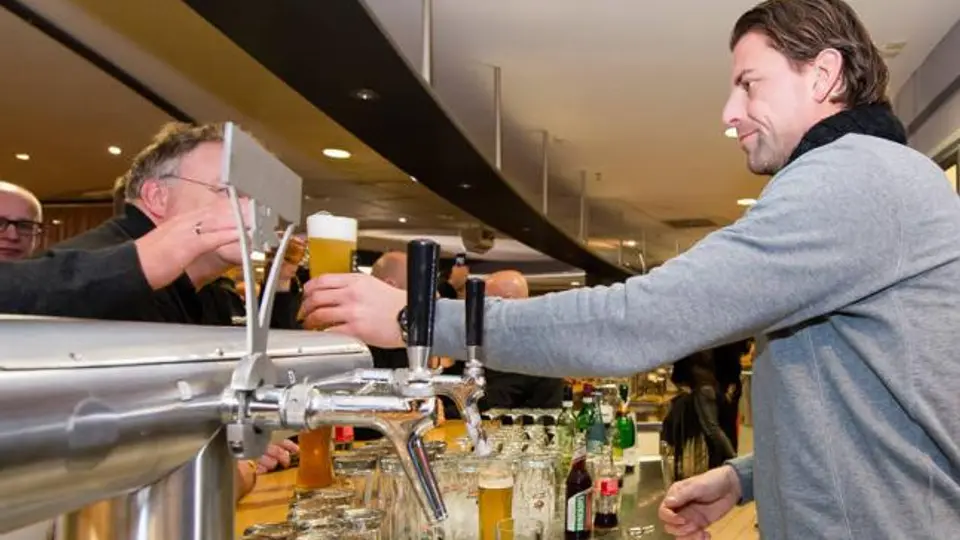 Jugadores del Dortmund sirven las 'chelas' a sus aficionados