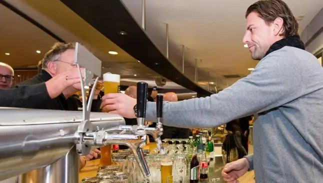 Jugadores del Dortmund sirven las 'chelas' a sus aficionados