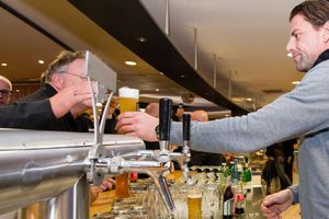 Jugadores del Dortmund sirven las 'chelas' a sus aficionados