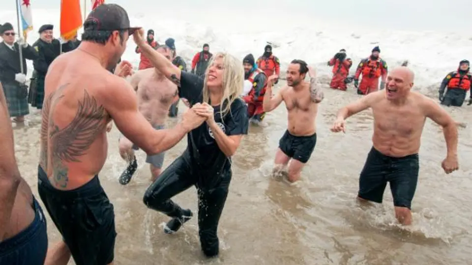 Lady Gaga se mete en lago helado a favor de las Olimpiadas Especiales