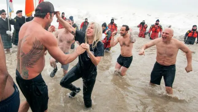Lady Gaga se mete en lago helado a favor de las Olimpiadas Especiales