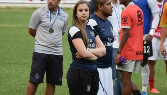 Preparadora física del Cosmos se roba las miradas