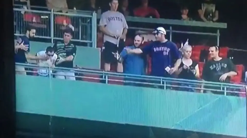 Aficionado baña en vómito a otros en partido de beisbol