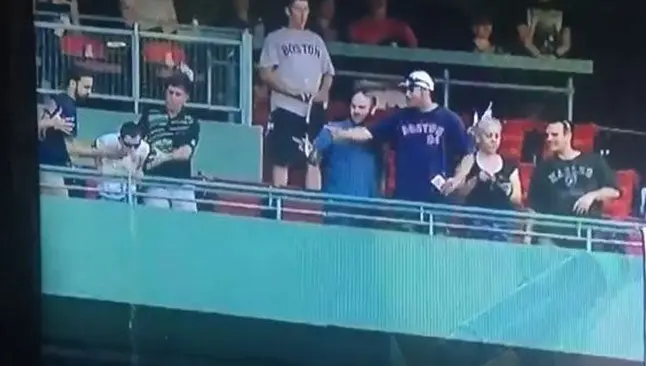 Aficionado baña en vómito a otros en partido de beisbol