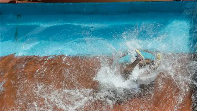 Atleta sufre inesperado chapuzón en Mundial