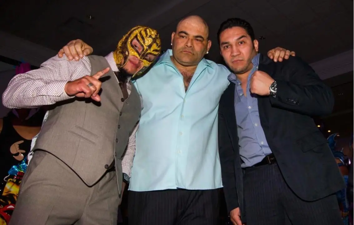 Rey Misterio Jr, Konnan y el Hijo del Perro Aguayo posan en evento