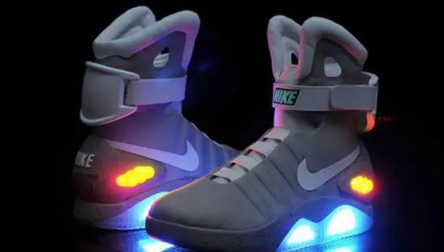 Salen a la venta réplicas de los tenis de 'Volver al Futuro'