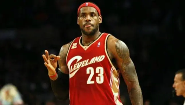 LeBron James suma un auto de 59 mil 900 dólares a su cochera