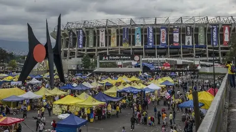 Aficionados abarrotan el Estadio Azteca
