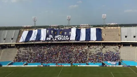 Aficionados de Rayados despliegan manta en el Cotton Bowl