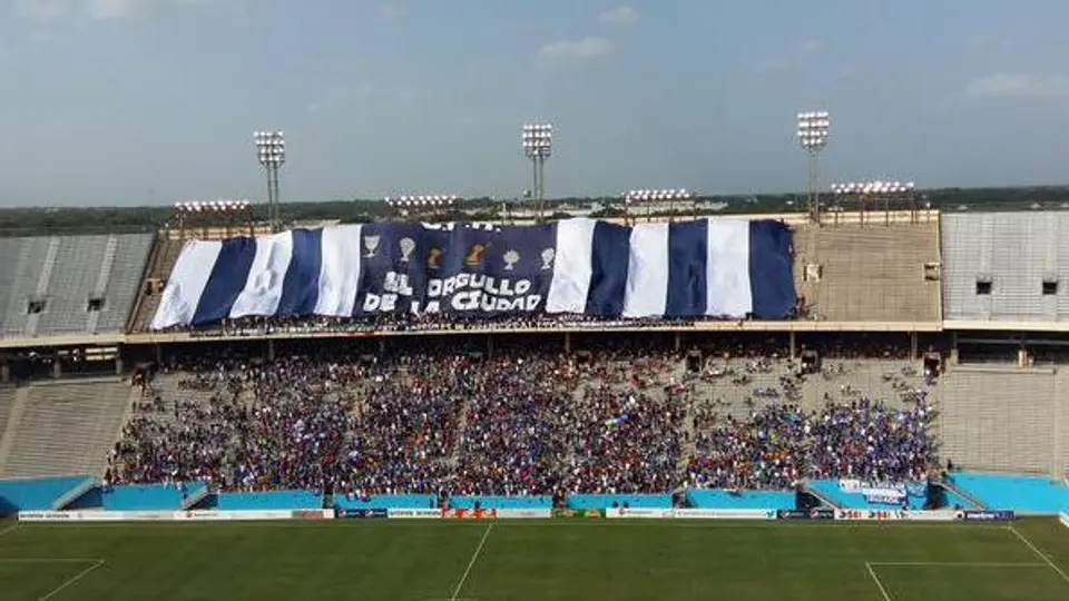 Aficionados de Rayados despliegan manta en el Cotton Bowl