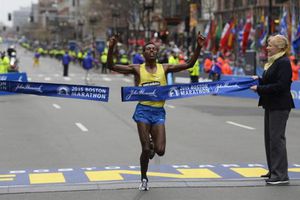 Lelisa Desisa y Caroline Rotich conquistan Maratón de Boston