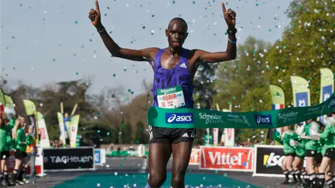 Mark Korir triunfa en el Maratón de París