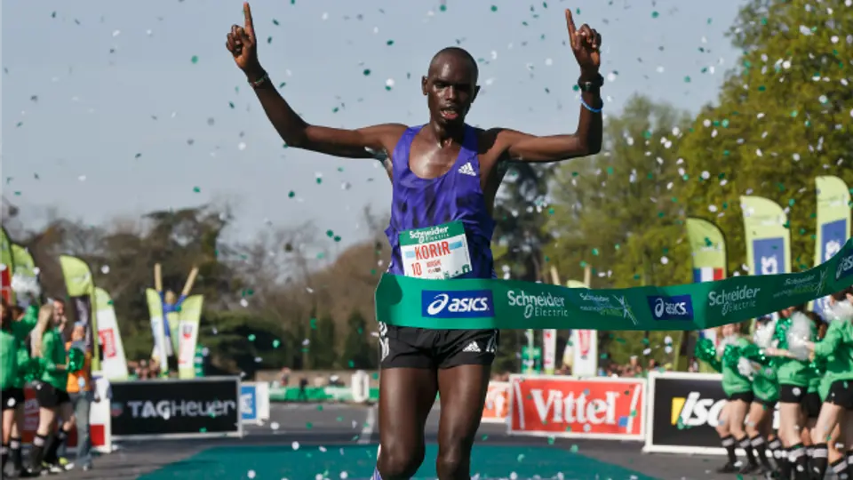 Mark Korir triunfa en el Maratón de París