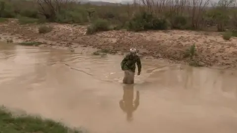 Osama Bin Laden cruza el Río Bravo