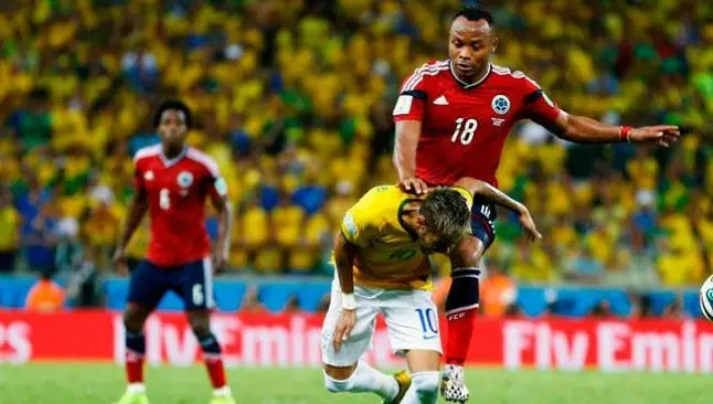 Subastan playera de Zúñiga con la que lesionó a Neymar