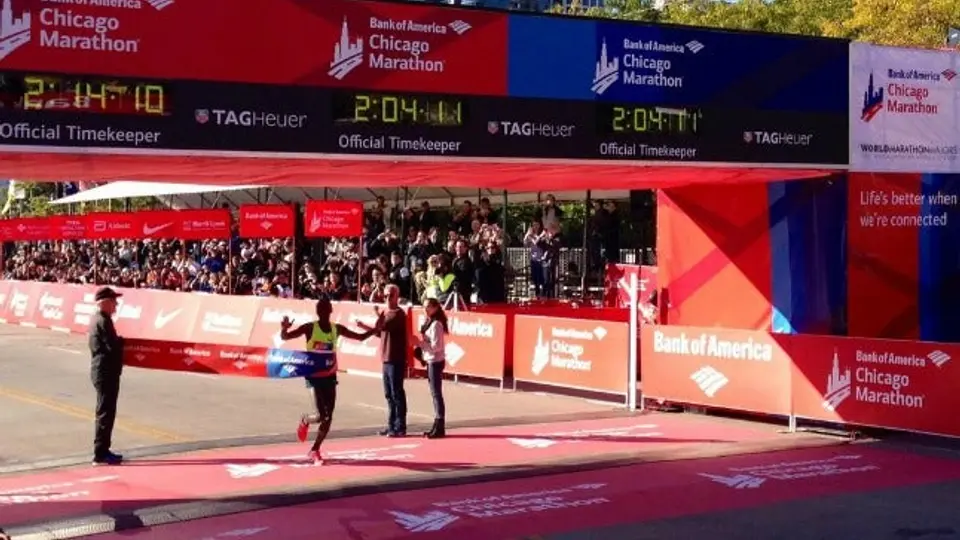 Kenianos arrasan en Maratón de Chicago