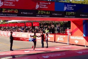 Kenianos arrasan en Maratón de Chicago