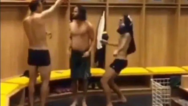 Zlatan graba a sus compañeros bailando en el vestidor