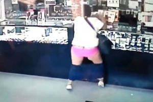 Mujer asalta joyería en calzones