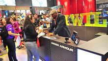 Ray Lewis convive con fans en la Ciudad de México