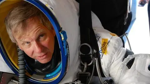 Ejecutivo de Google rompe récord de salto desde la estratósfera