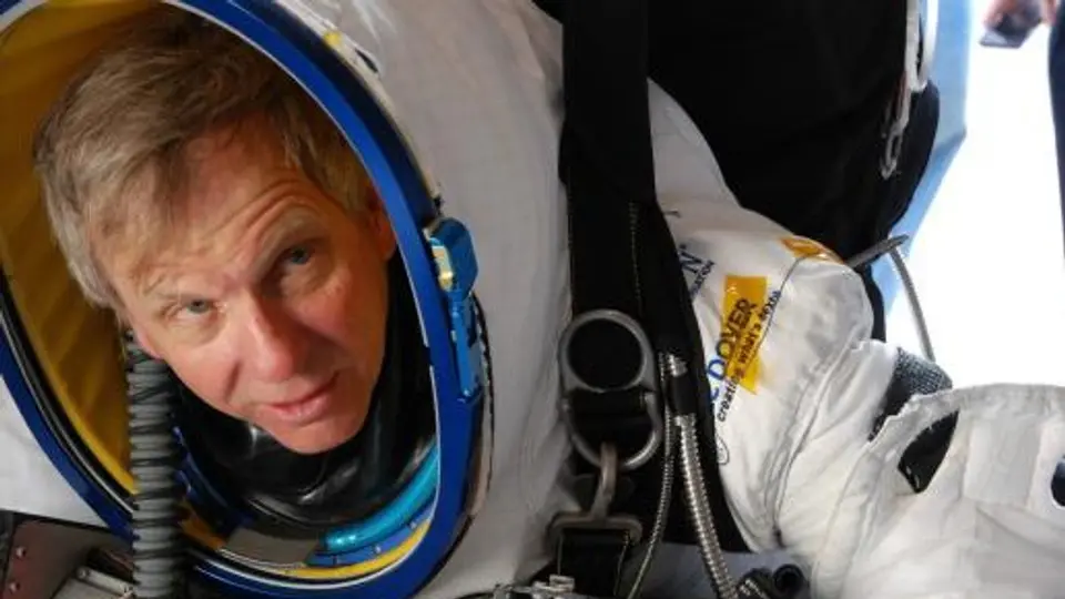 Ejecutivo de Google rompe récord de salto desde la estratósfera