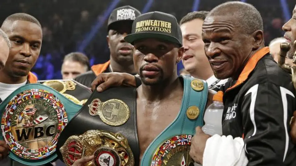 Floyd Mayweather Jr., despojado del título de la OMB
