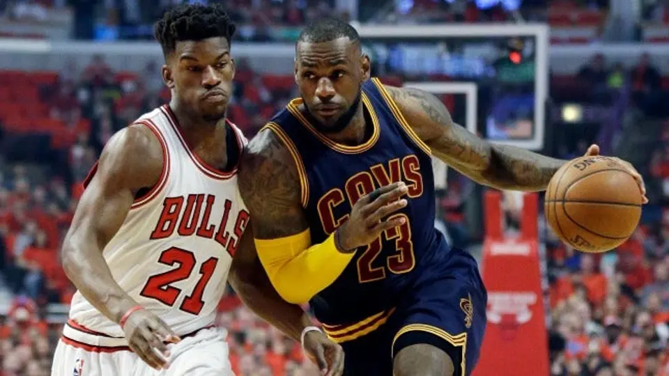 Agónica canasta de LeBron da vida a Cavaliers contra Bulls
