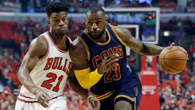Agónica canasta de LeBron da vida a Cavaliers contra Bulls