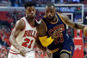 Agónica canasta de LeBron da vida a Cavaliers contra Bulls