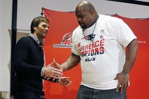 Jugador de Patriotas ayuda a sacar a mujer de carro volcado