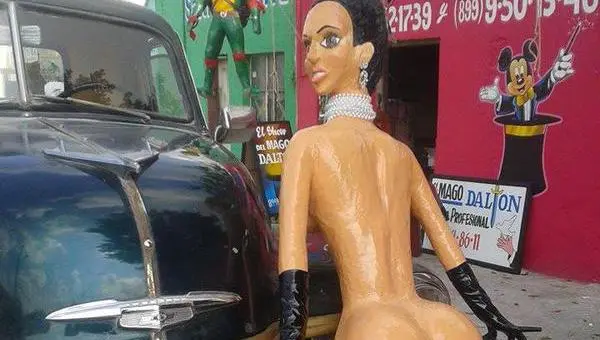 Convierten a Kim Kardashian en piñata
