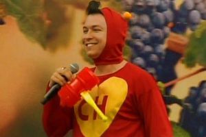 Pastor se disfraza del 'Chapulín Colorado' para dar sermón