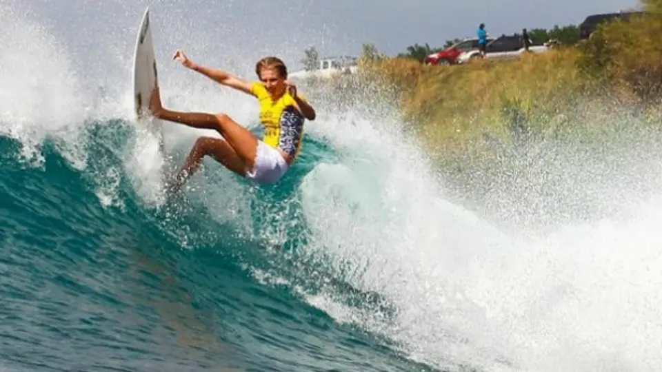 Se define el título surfer femenil en las olas de Maui