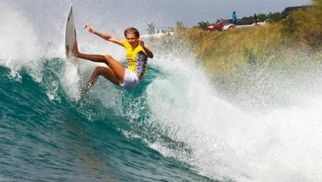 Se define el título surfer femenil en las olas de Maui