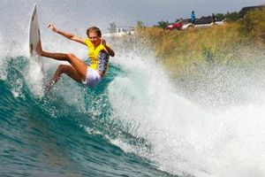 Se define el título surfer femenil en las olas de Maui