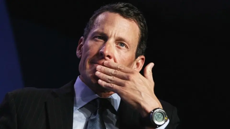 Lance Armstrong choca dos autos y culpa a su novia