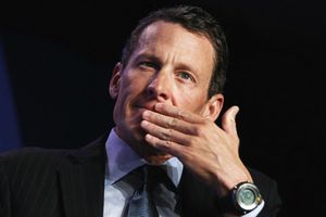 Lance Armstrong choca dos autos y culpa a su novia