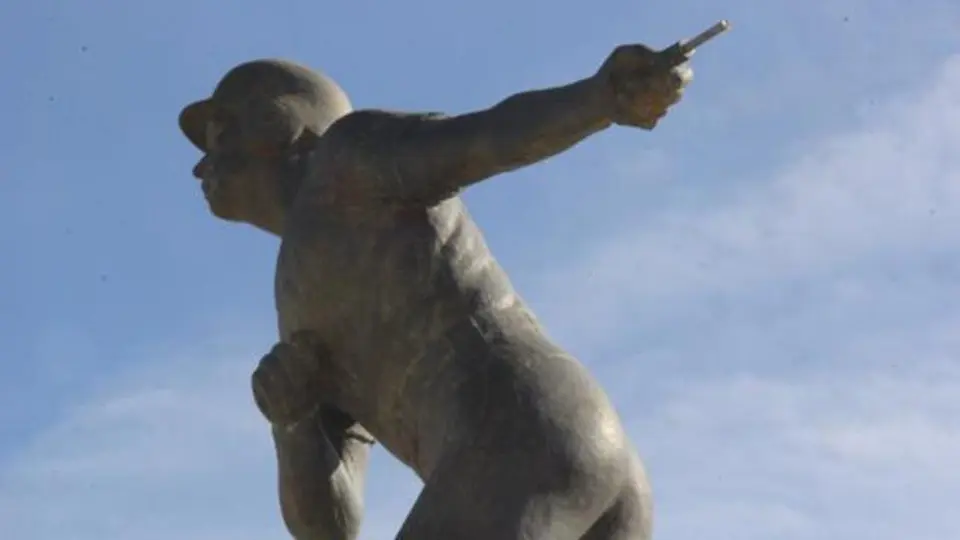 Roban bat a estatua del beisbolista Héctor Espino